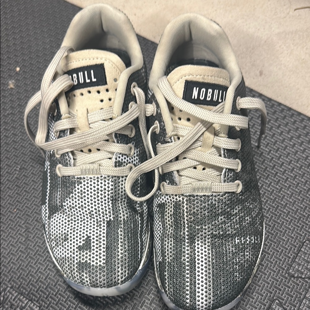 NOBULL Black and Gray Sneakers Modern Athletic Design